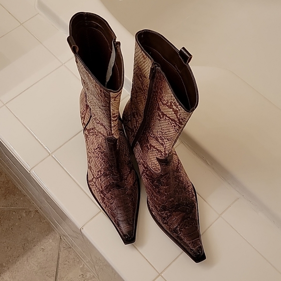 Cow Girl Style Leather Boots - Picture 3 of 9